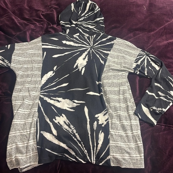 Honeyme super soft hoodie, lightweight, fun color block/patterns - Picture 6 of 6